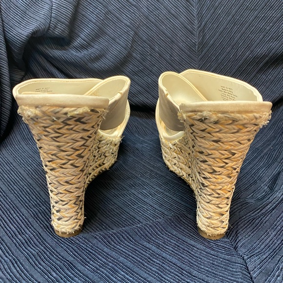 Jennifer Lopez Wedges.  Size 8 1/2 - Picture 4 of 6